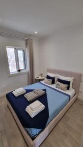 - une chambre avec un grand lit et des serviettes dans l'établissement VARANDA DO ABELHAL, à Baião