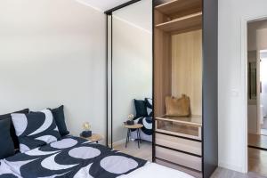 Postel nebo postele na pokoji v ubytování Beautiful apartment, Own Sauna near Aalto University