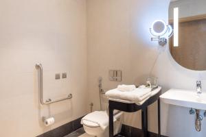 Bagno di Embassy Suites By Hilton Doha Old Town