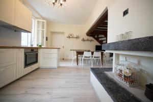 A kitchen or kitchenette at Appartamento "Bella vista" sul Lago di Como