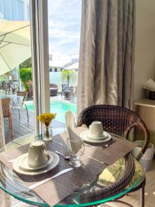 tavolo da pranzo con tovaglia e tavolo in vetro di La Plage Residence a Garopaba