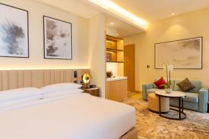 Letto o letti in una camera di Embassy Suites By Hilton Doha Old Town
