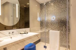 Bagno di Embassy Suites By Hilton Doha Old Town