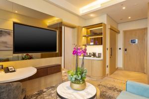 TV o dispositivi per l'intrattenimento presso Embassy Suites By Hilton Doha Old Town