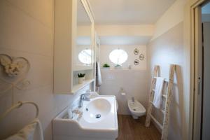 A bathroom at Appartamento "Bella vista" sul Lago di Como Még 33 kép