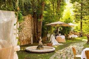 fontanna na środku ogrodu ze stołami w obiekcie Solofra Palace Hotel & Resort w mieście Solofra