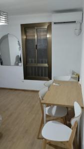 een tafel en stoelen in een kamer met een spiegel bij metro La Salut in Badalona