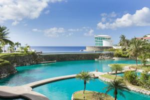 בריכת השחייה שנמצאת ב-RIHGA Royal Laguna Guam Resort או באזור