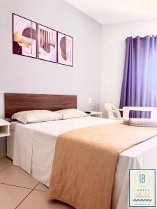 Hotel Residencial Ilhabela في فلوريانوبوليس: غرفة نوم بسريرين وستارة ارجوانية