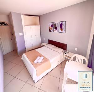 Hotel Residencial Ilhabela في فلوريانوبوليس: غرفة نوم عليها سرير وفوط