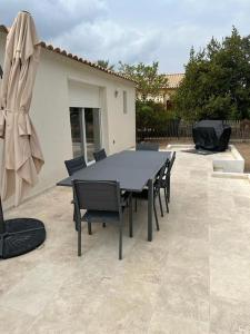 a black table and chairs in a patio at Maison de vacances in Ventiseri