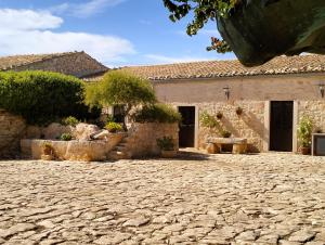 ein Haus mit einer steinernen Einfahrt davor in der Unterkunft I Dammusi in Santa Croce Camerina