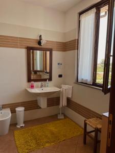 バローロにあるアグリツーリズモ レ ヴィオレのバスルーム(洗面台、鏡付)