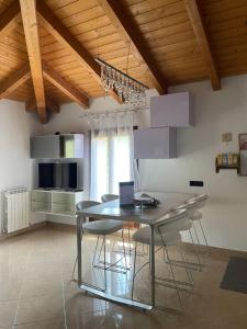 - une cuisine avec une table à manger et des chaises dans l'établissement Appartamento tra verde e città, à Bologne