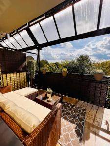 un patio con muebles de mimbre y techo de cristal en Apartament Harmony en Tychy