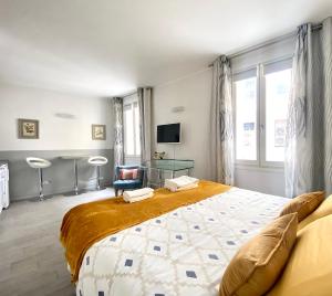 1 dormitorio con 1 cama grande y TV en Elegant studio proche Palais des Festivals, en Cannes