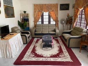 Ein Sitzbereich in der Unterkunft Homestay Birra Sejid