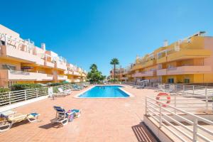 una piscina frente a algunos edificios de apartamentos en Casa Nobre 2BDR Apartment w Pool & Patio en Conceição