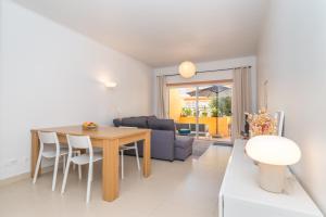 uma sala de jantar e sala de estar com mesa e cadeiras em Casa Nobre 2BDR Apartment w Pool & Patio em Conceição