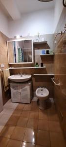 クエルチアネッラにあるCasa Querciaの洗面台とトイレ付きのバスルーム +19枚の写真