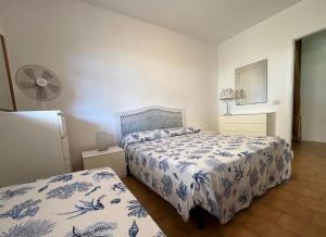 1 dormitorio con 2 camas y ventilador en Casa Quercia, en Quercianella