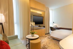 Letto o letti in una camera di Embassy Suites By Hilton Doha Old Town