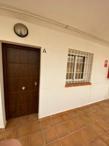 eine Tür und ein Fenster in einem Zimmer in der Unterkunft Apartamento en El Toyo in El Toyo