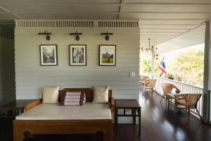 A seating area at Dorm of Happiness by Tharaburi Resort