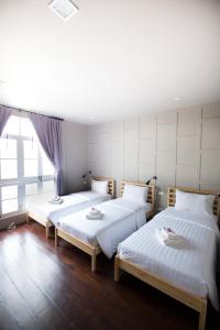 Voodi või voodid majutusasutuse Dorm of Happiness by Tharaburi Resort toas
