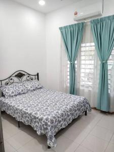 Kapar的住宿－Malay Homestay di Meru, Klang，一间卧室配有一张蓝色窗帘的床