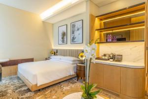 Letto o letti in una camera di Embassy Suites By Hilton Doha Old Town