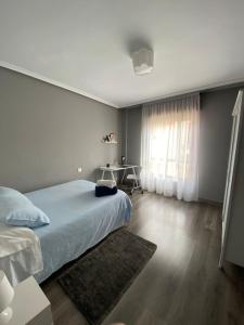 a bedroom with a bed and a table and a window at Vivienda Turística en el casco antiguo VUT-LE- 566 Corazón del Barrio Húmedo in León