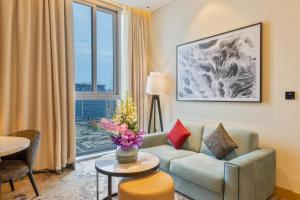 Area soggiorno di Embassy Suites By Hilton Doha Old Town