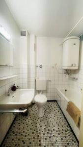 łazienka z umywalką, toaletą i wanną w obiekcie Ambrosia 3 .OG w mieście Freilassing