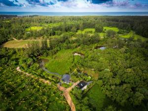 A bird's-eye view of Quiet LakeHouse Appartement on Memory Beach road