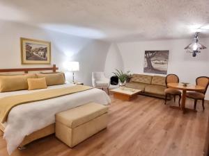 a large bedroom with a large bed and a couch at Antara Hotel & Suites - Miraflores in Lima