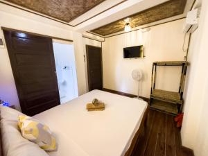 Zimmer mit einem weißen Sofa und einem Spiegel in der Unterkunft La Lola in San Vicente