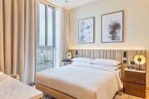 Letto o letti in una camera di Embassy Suites By Hilton Doha Old Town