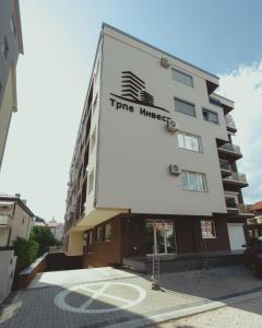 ein Gebäude mit einem Schild an der Seite in der Unterkunft Darki Apartment 2 - Very Central Stay With Free Parking in Ohrid