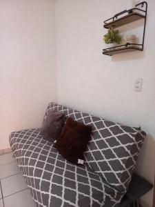 ein Bett mit einer schwarzen und weißen Bettdecke in einem Zimmer in der Unterkunft Beautiful apartment. 5 minutos Aeropuerto Internacional de la Ciudad de México in Mexiko-Stadt
