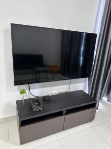 ein Wohnzimmer mit einem großen Flachbild-TV in der Unterkunft Montkiara 6Pax YouTube family in Kuala Lumpur