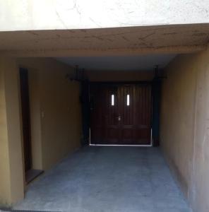 um quarto vazio com uma porta num edifício em Casa El Cobijo em Tandil