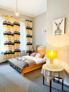 Expolis Residence - City Center - 24h #betterthanyourEX客房内的一张或多张床位