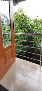 Soly's Villa Homestay的阳台或露台