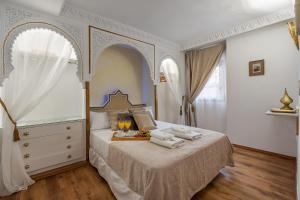 1 dormitorio con 1 cama con 2 toallas en ADANAR-Apartamentos Muralla Zirí, en Granada