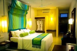 um quarto com uma cama grande num quarto em Hotel Hill Top em Kandy
