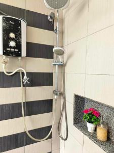 y baño con ducha con cabezal de ducha. en Trails of Kampar Villa Homestay en Kampar