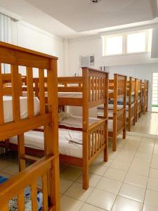 grupa łóżek piętrowych w pokoju w obiekcie Hostel Praia de Ondina w mieście Salvador