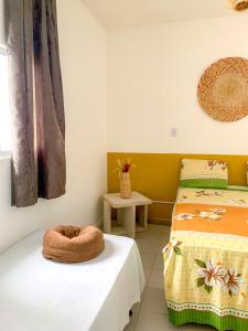 Pokój z 2 łóżkami i ręcznikiem na stole w obiekcie Hostel Praia de Ondina w mieście Salvador