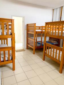 Pokój z łóżkami piętrowymi i podłogą wyłożoną kafelkami w obiekcie Hostel Praia de Ondina w mieście Salvador